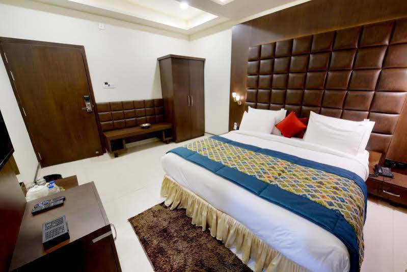 Hotel Mk Vivanta Gwalior Exteriör bild